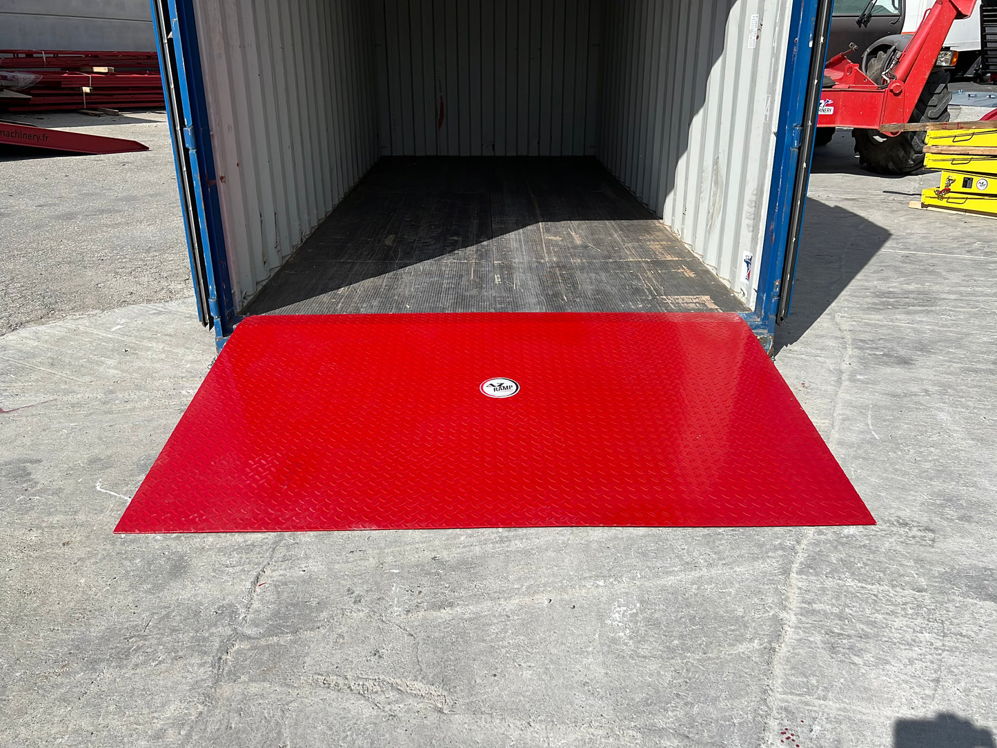 La imagen muestra la rampa de acceso para contenedor AZ RAMP colocada sobre un contenedor, lista para su uso. Con su diseño fijo y una capacidad de 8 000 kg, es la opción ideal para facilitar la carga y descarga de contenedores de manera rápida y segura.