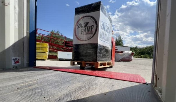 "¡Descubre nuestra rampa HCRY-08 en acción! Esta robusta rampa facilita el acceso rápido y seguro a los contenedores. Equipada con soportes laterales, permite una carga y descarga eficiente. ¡Optimiza tus operaciones logísticas con AZ RAMP!"