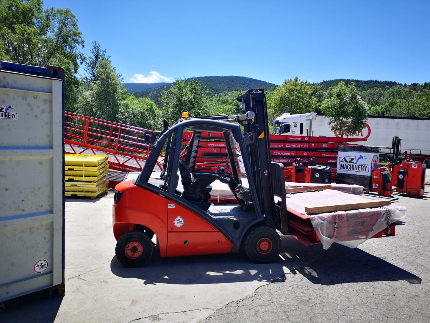 Aquí tienes una descripción más corta: "¡Descubre nuestra rampa de carga HCRY-08! Con capacidad de 8 000 kg, es perfecta para agilizar el acceso a contenedores. Listo para usar, incluye 2 cadenas y soportes laterales. ¡Instalación rápida en solo 10 segundos!"