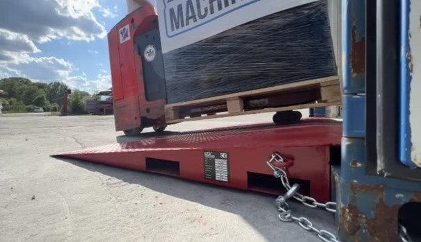 "¡Descubre nuestra rampa HCRY-08 en acción! Esta robusta rampa facilita el acceso rápido y seguro a los contenedores. Equipada con soportes laterales, permite una carga y descarga eficiente. ¡Optimiza tus operaciones logísticas con AZ RAMP!"