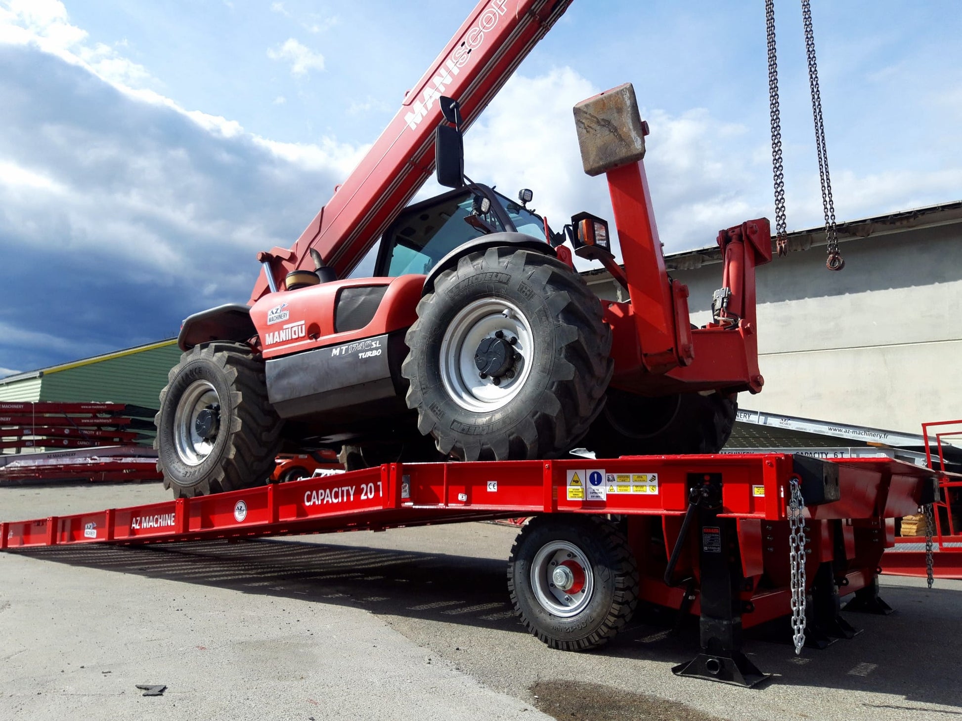 La fotografía presenta la imponente rampa Big Foot de AZ RAMP en plena ejecución. Con una capacidad de carga de 15 toneladas, este dispositivo móvil está diseñado para proporcionar una solución sólida y versátil para una variedad de aplicaciones industriales. Su estructura resistente y su diseño inteligente la convierten en una opción ideal para la manipulación de cargas pesadas en entornos desafiantes.