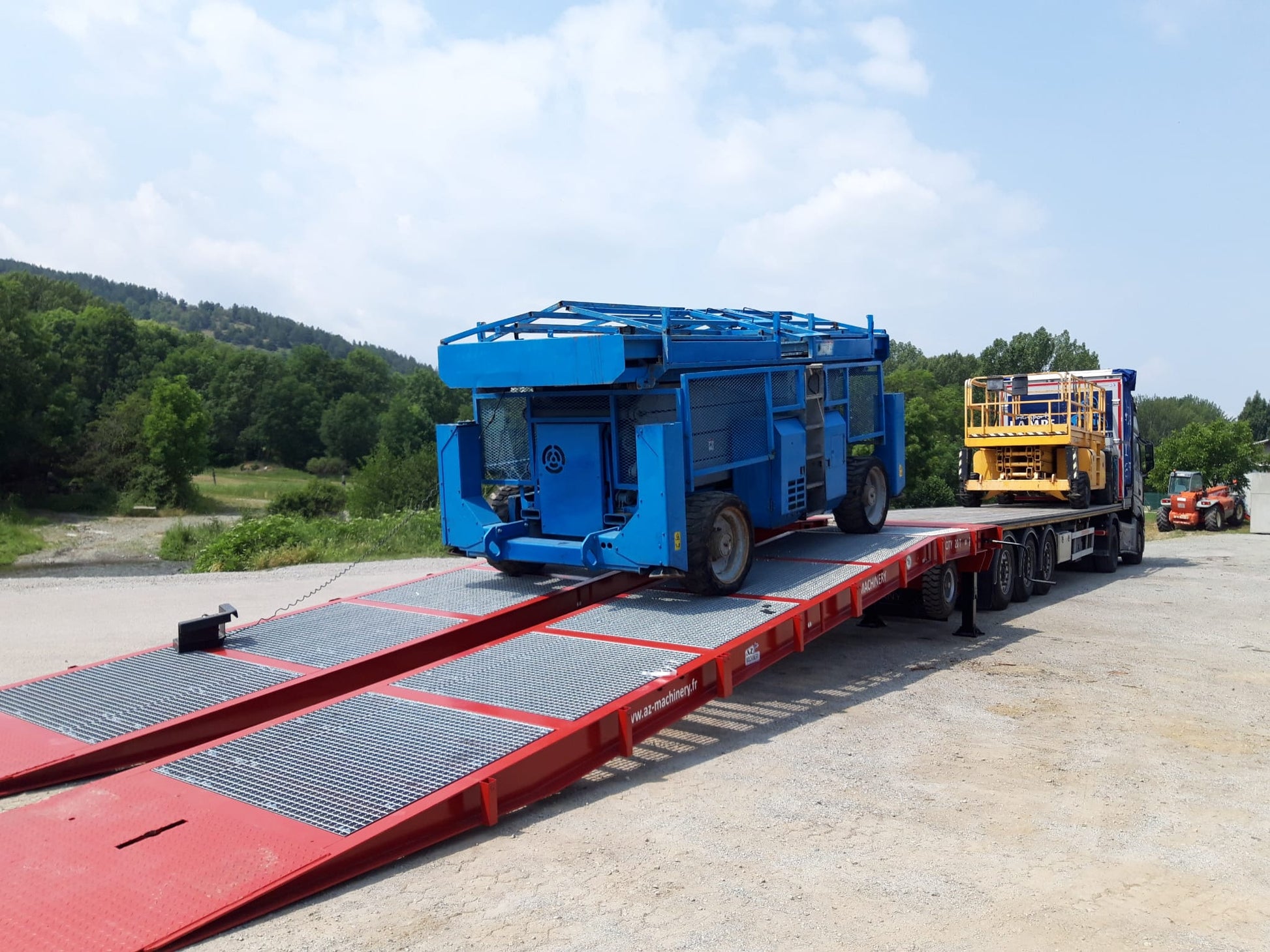 La imagen muestra la imponente rampa Big Foot de AZ RAMP en pleno funcionamiento. Con una capacidad de carga de 20 toneladas, esta rampa móvil está diseñada para ofrecer una solución robusta y versátil para una amplia variedad de aplicaciones industriales. Su construcción duradera y su diseño inteligente la convierten en una opción ideal para la carga y descarga de equipos pesados en entornos exigentes.