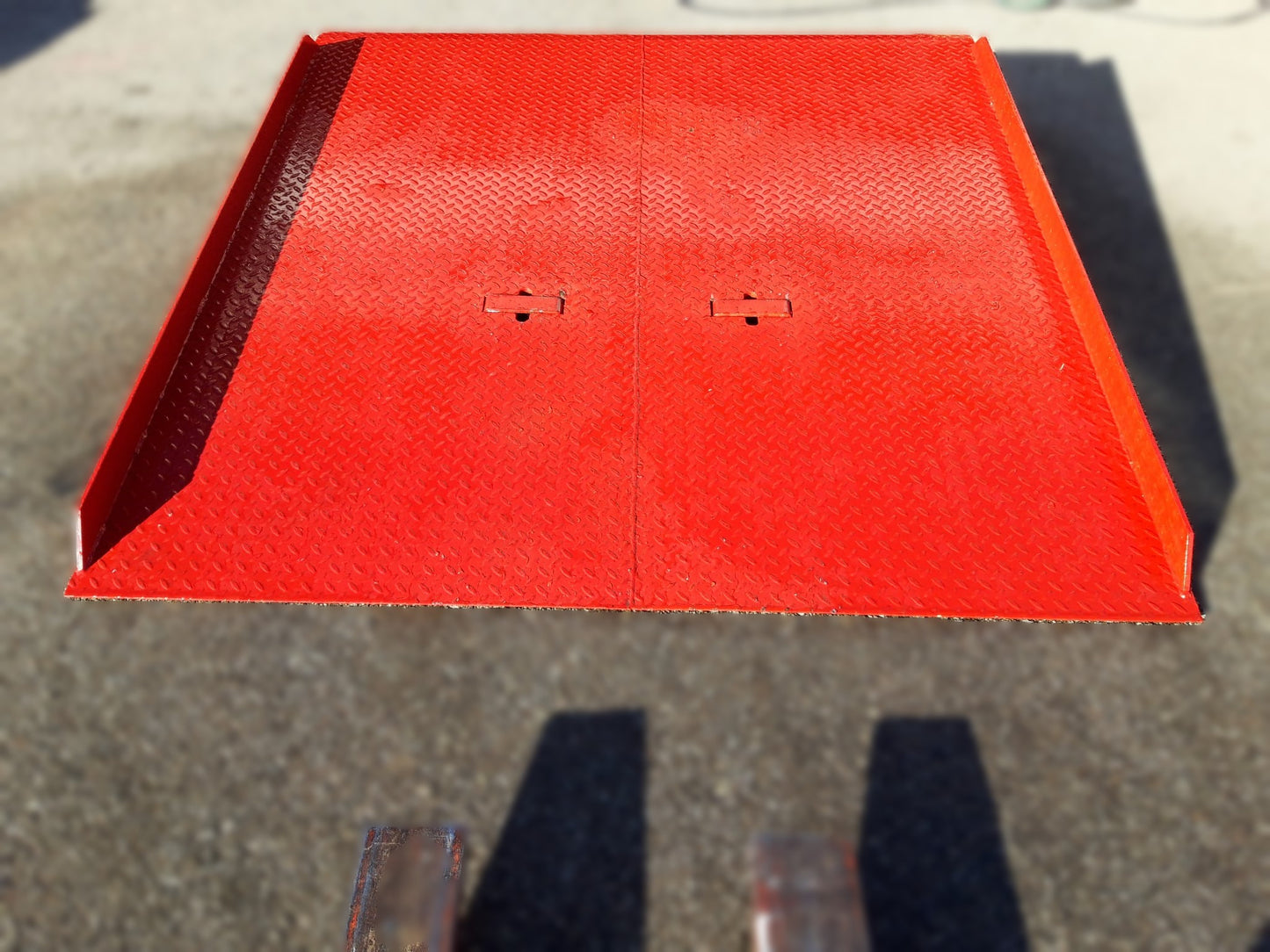 Rampa de acceso móvil para contenedor de residuos en el suelo. Capacidad: 8,000 Kg. Dimensiones: 2,000 x 2,000 x 300 mm. Peso: 295 Kg. Ideal para carga/descarga rápida con cualquier equipo de manipulación. Se desplaza fácilmente con calces de horquilla.