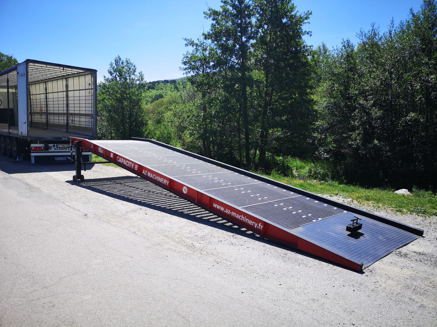 ¡Contempla nuestra rampa PRIME WLO+ en acción! Esta imagen captura la esencia de su rendimiento excepcional en el entorno industrial. Con capacidad para 8 000 Kg y su plataforma antideslizante galvanizada, garantiza un acceso seguro y eficiente a los vehículos de carga. Confía en AZ RAMP para optimizar tus operaciones logísticas.