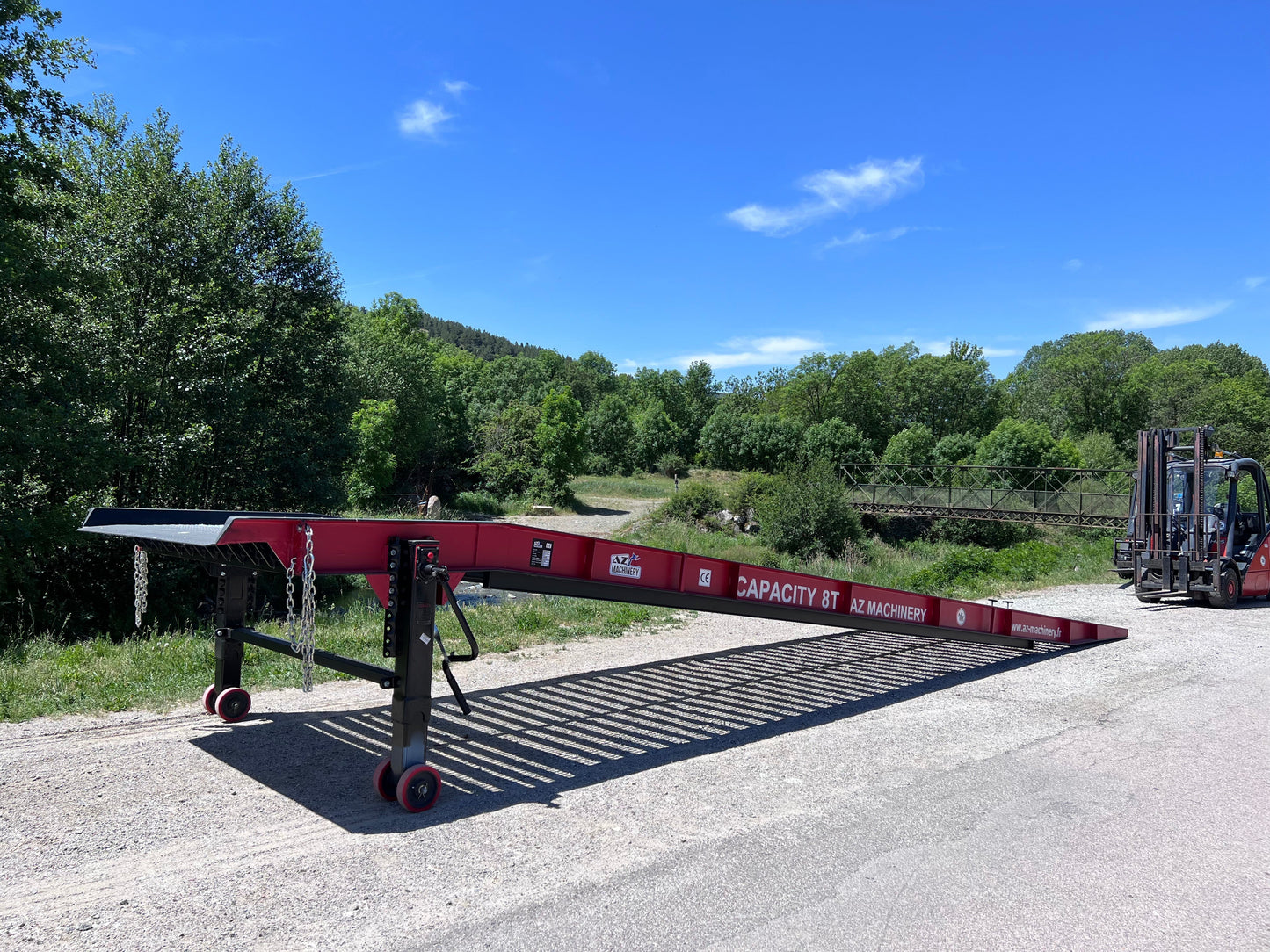 En la imagen, observa nuestra rampa WLO+ en acción en terreno real. Con capacidad para 8,000 Kg y una estructura robusta, esta rampa está lista para enfrentar los desafíos del entorno industrial. Confía en AZ RAMP para una carga y descarga eficientes en cualquier lugar.