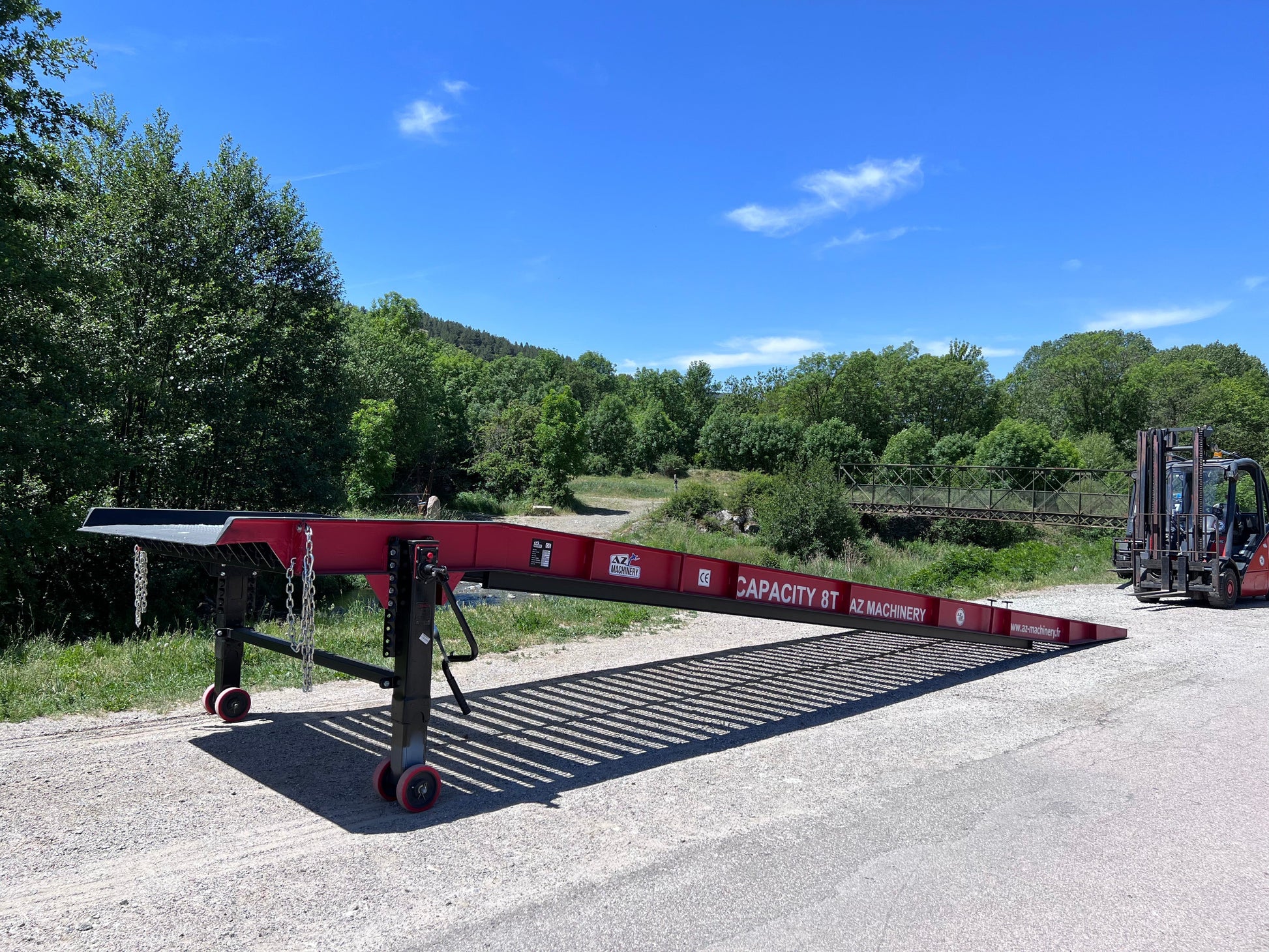 En la imagen, observa nuestra rampa WLO+ en acción en terreno real. Con capacidad para 8,000 Kg y una estructura robusta, esta rampa está lista para enfrentar los desafíos del entorno industrial. Confía en AZ RAMP para una carga y descarga eficientes en cualquier lugar.