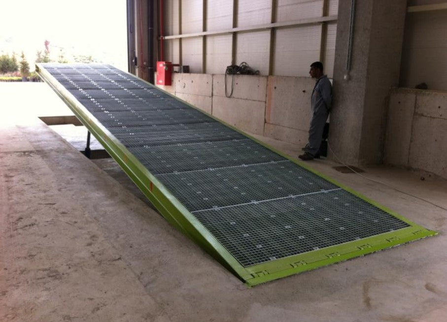Explora la versatilidad de la rampa subterránea con borde rebatible AZ RAMP-EASY ST en funcionamiento. Esta sólida solución simplifica la entrada a camiones y vehículos en entornos industriales y logísticos. Con capacidades de carga de 8 a 12 toneladas, asegura operaciones eficaces y seguras. ¡Optimiza tu flujo de trabajo con AZ RAMP!