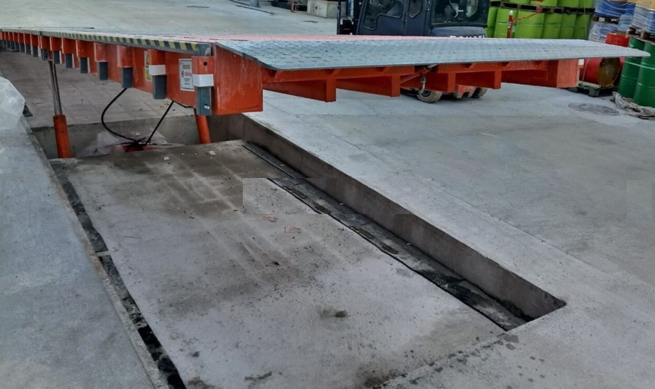 Explora la versatilidad de la rampa subterránea con borde rebatible AZ RAMP-EASY ST en funcionamiento. Esta sólida solución simplifica la entrada a camiones y vehículos en entornos industriales y logísticos. Con capacidades de carga de 8 a 15 toneladas, asegura operaciones eficaces y seguras. ¡Optimiza tu flujo de trabajo con AZ RAMP!