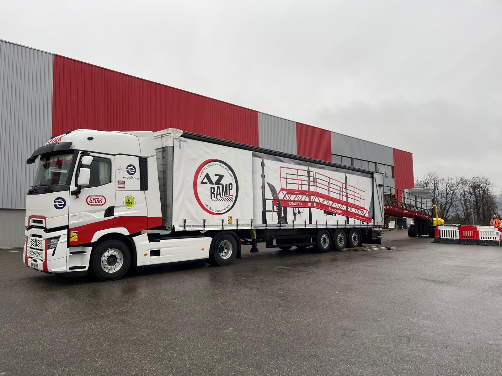 La rampa móvil STAR OTC cargada y lista para la entrega. Con capacidad de 10 000 kg, garantiza una carga segura y eficiente. Ideal para centros de formación y aplicaciones industriales. ¡Preparada para su uso inmediato!
