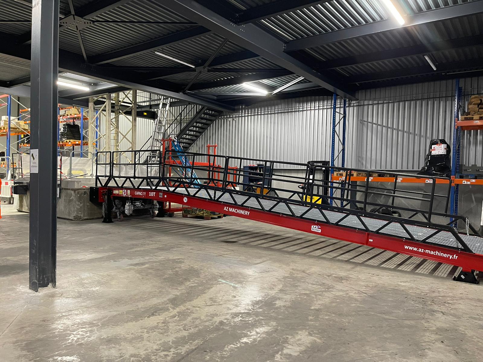 La imagen exhibe la rampa desplazable STAR OTC en acción, facilitando la manipulación y transporte de productos con eficacia y fiabilidad. Su capacidad de carga de 8000 kg la convierte en una elección perfecta para una variedad de usos industriales y logísticos.