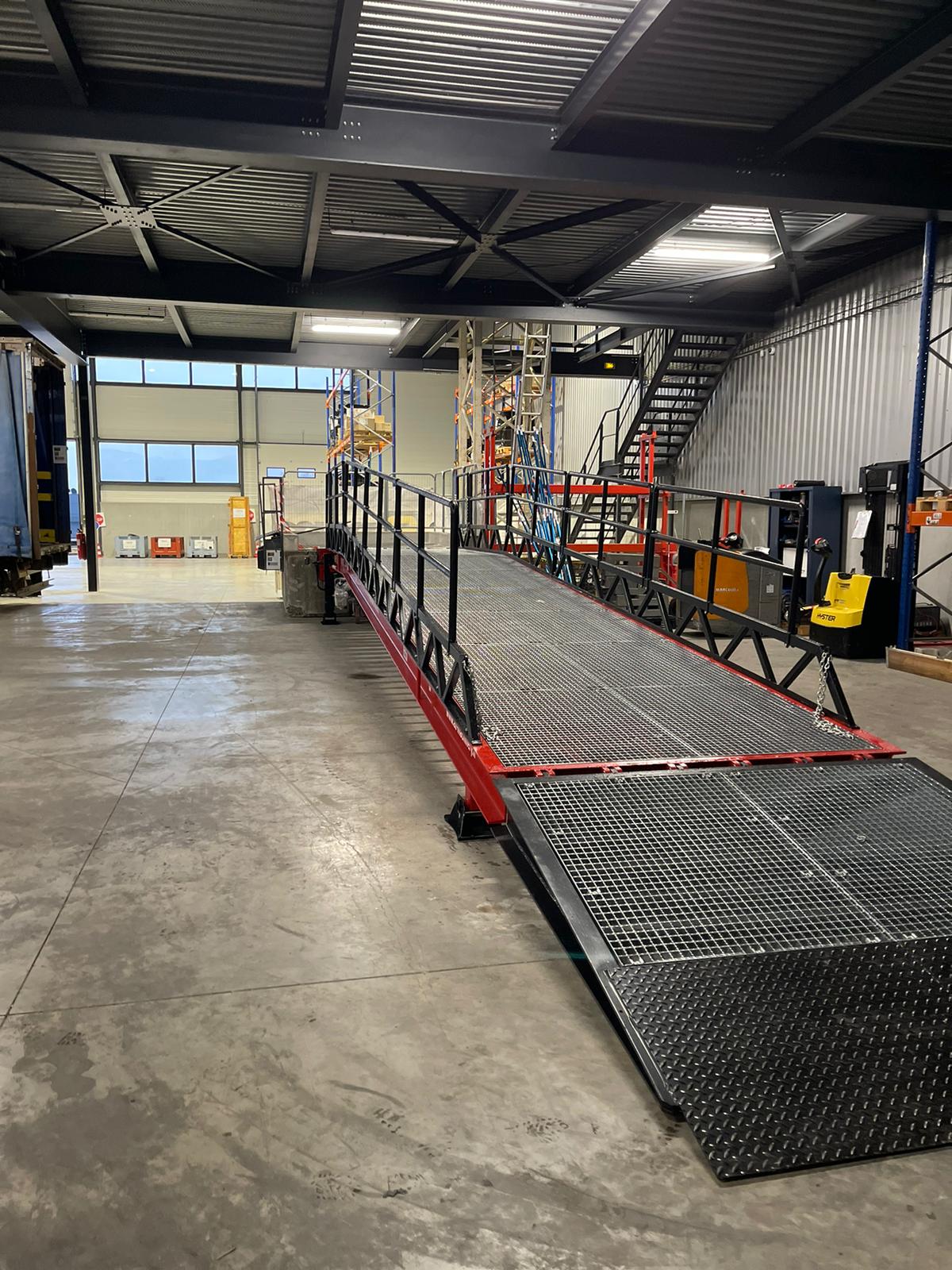 La fotografía muestra la rampa móvil STAR OTC en pleno funcionamiento, facilitando el movimiento y transporte de mercancías con eficiencia y fiabilidad. Su capacidad de carga de 10 000 kg la convierte en una opción ideal para diversas aplicaciones industriales y logísticas.