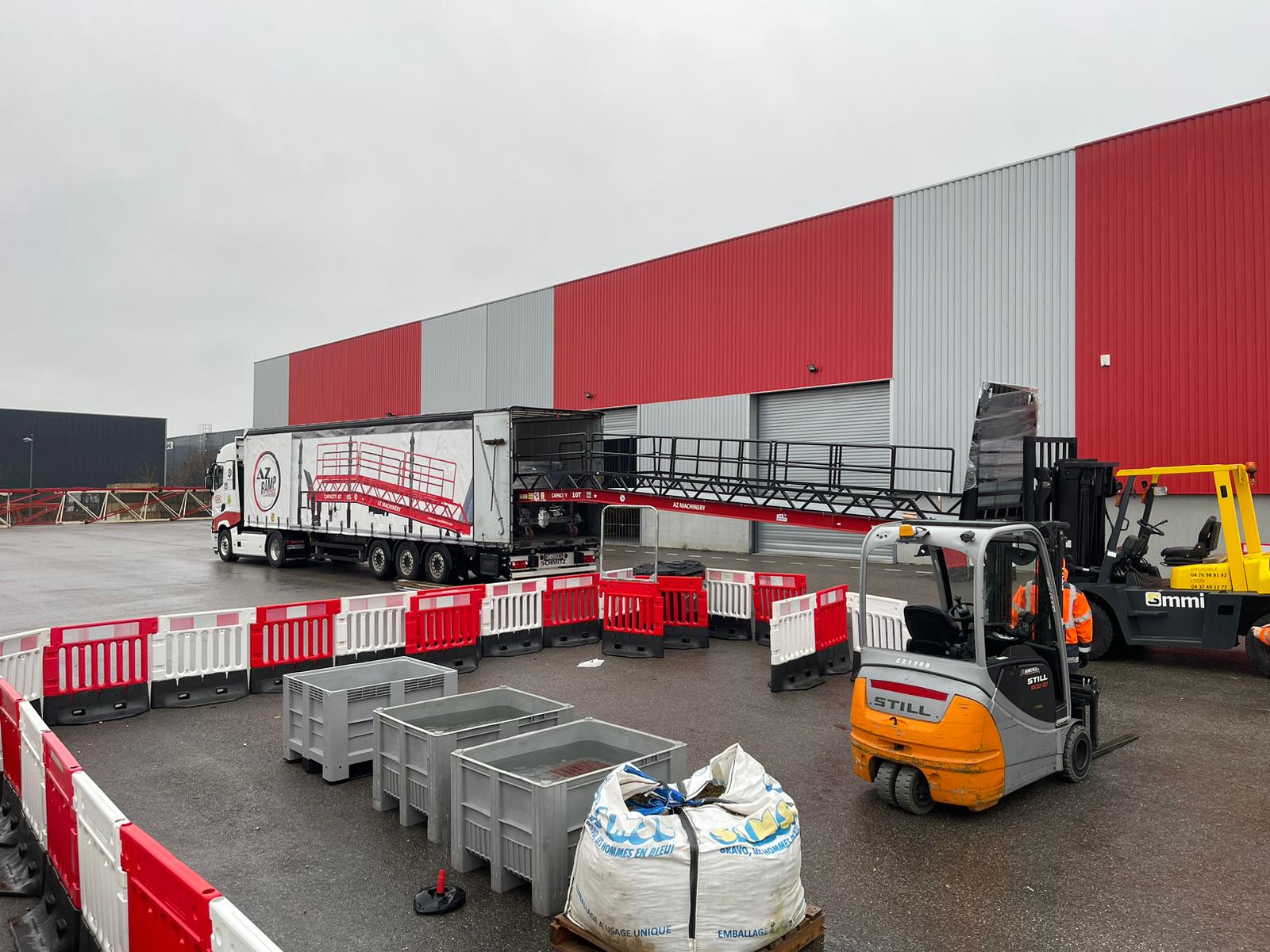 La fotografía muestra la rampa móvil STAR OTC en pleno funcionamiento, facilitando el movimiento y transporte de mercancías con eficiencia y fiabilidad. Su capacidad de carga de 10 000 kg la convierte en una opción ideal para diversas aplicaciones industriales y logísticas.