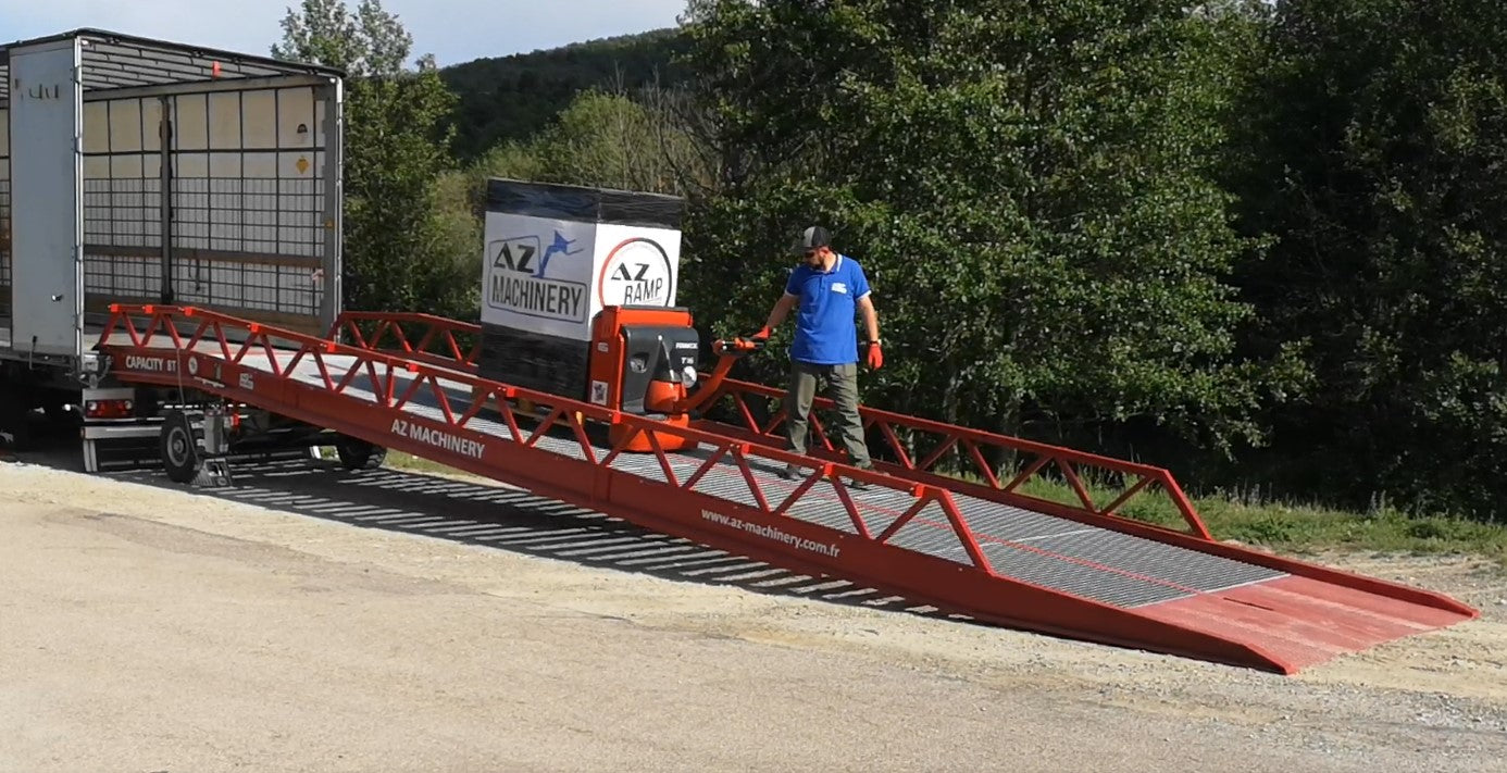 Descubre la eficiencia y versatilidad de la rampa EASY XL 8T en nuestra imagen de carga. Con capacidad para 8 toneladas, esta rampa móvil es ideal para diversos entornos logísticos. Ajustable en altura y fácil de usar, ofrece una solución segura y eficaz para sus necesidades de carga y descarga. Optimiza tu operativa con la rampa EASY XL 8T.