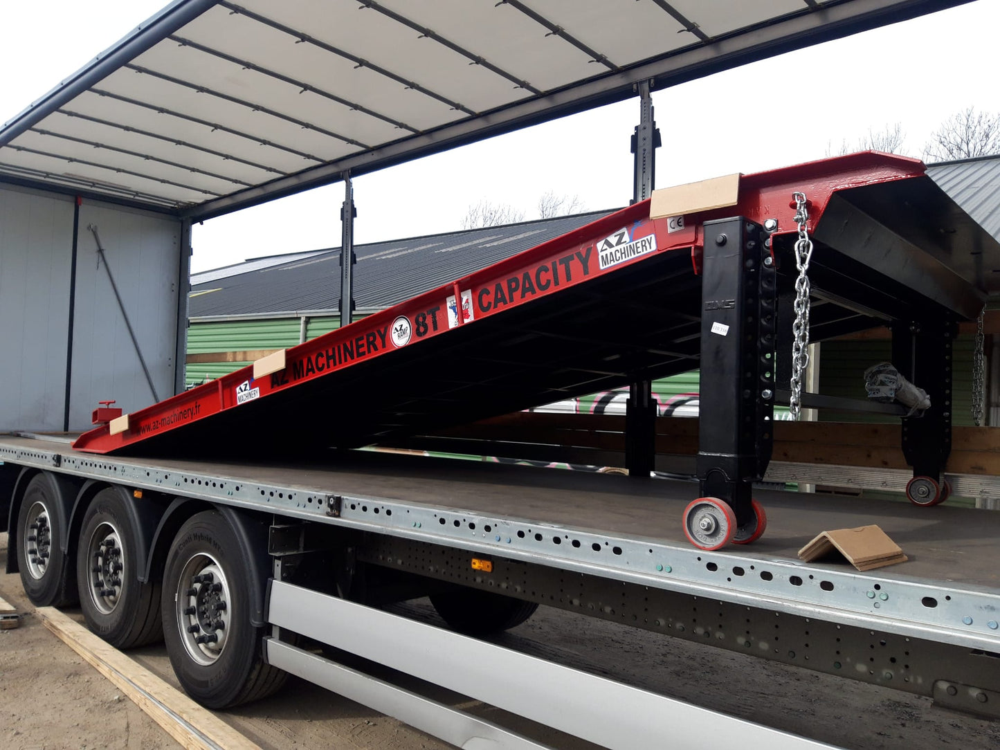 La rampa modelo Prime XS mostrada está lista para ser enviada. Con la calidad y confiabilidad de AZ Ramp, puedes confiar en una solución de carga eficiente y segura para tus operaciones logísticas.