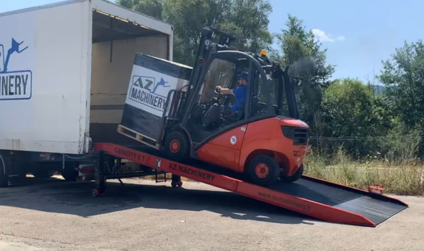 Esta imagen muestra un ejemplo de la rampa Prime XS de AZ Ramp en acción. Diseñada para entornos industriales exigentes, esta rampa garantiza una carga y descarga eficiente de mercancías. Con capacidad para hasta 10000 kg y características de seguridad integrales, es la elección perfecta para optimizar tus operaciones logísticas.
