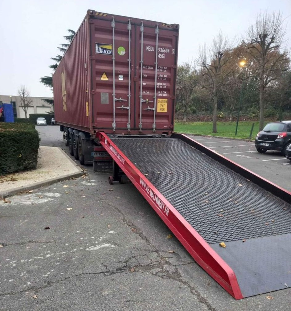 Esta foto muestra el modelo de uso de la rampa PRIME XS de AZ RAMP. Con capacidades de carga de hasta 6,000 kg y ajuste de altura, es ideal para entornos industriales. ¡Optimiza tus operaciones de carga con esta solución compacta y versátil!