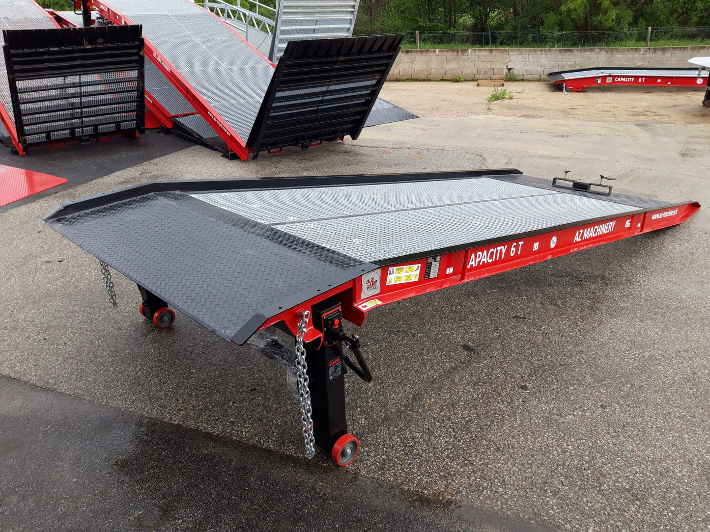 Esta imagen ilustra un ejemplo de la nueva rampa móvil PRIME XS de AZ RAMP disponible en stock. Con capacidades de carga de hasta 10000 kg y características de seguridad avanzadas, esta rampa está lista para optimizar tus operaciones logísticas.