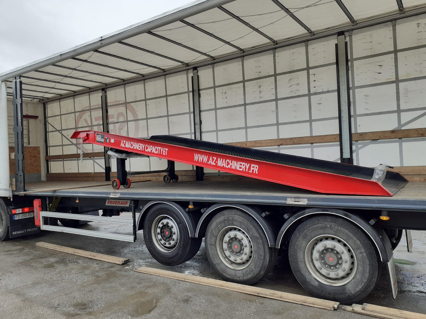 Esta rampa Prime XS está lista para ser entregada. Con capacidad de carga de hasta 6,000 kg y características de seguridad avanzadas, optimizará tus operaciones logísticas. Contáctanos para asegurar su entrega rápida y eficiente.