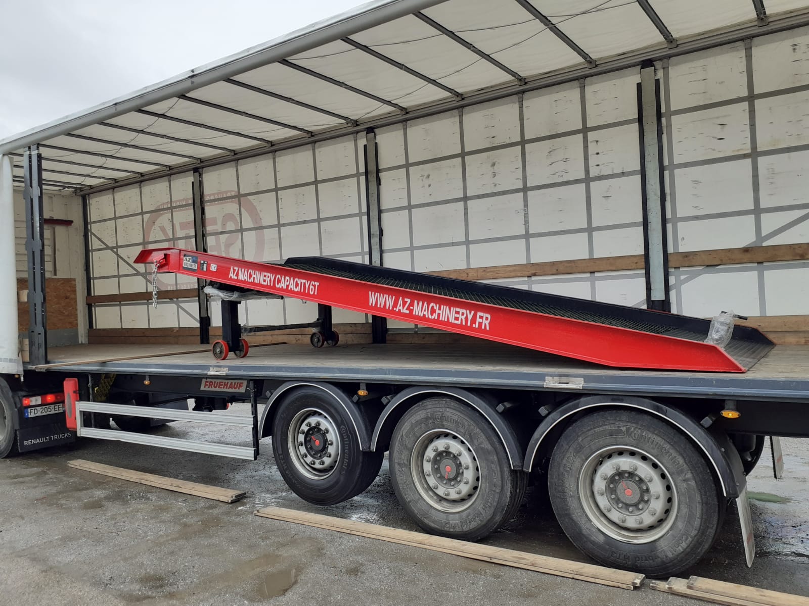 Esta rampa Prime XS está lista para ser entregada. Con capacidad de carga de hasta 10000 kg y características de seguridad avanzadas, optimizará tus operaciones logísticas. Contáctanos para asegurar su entrega rápida y eficiente.