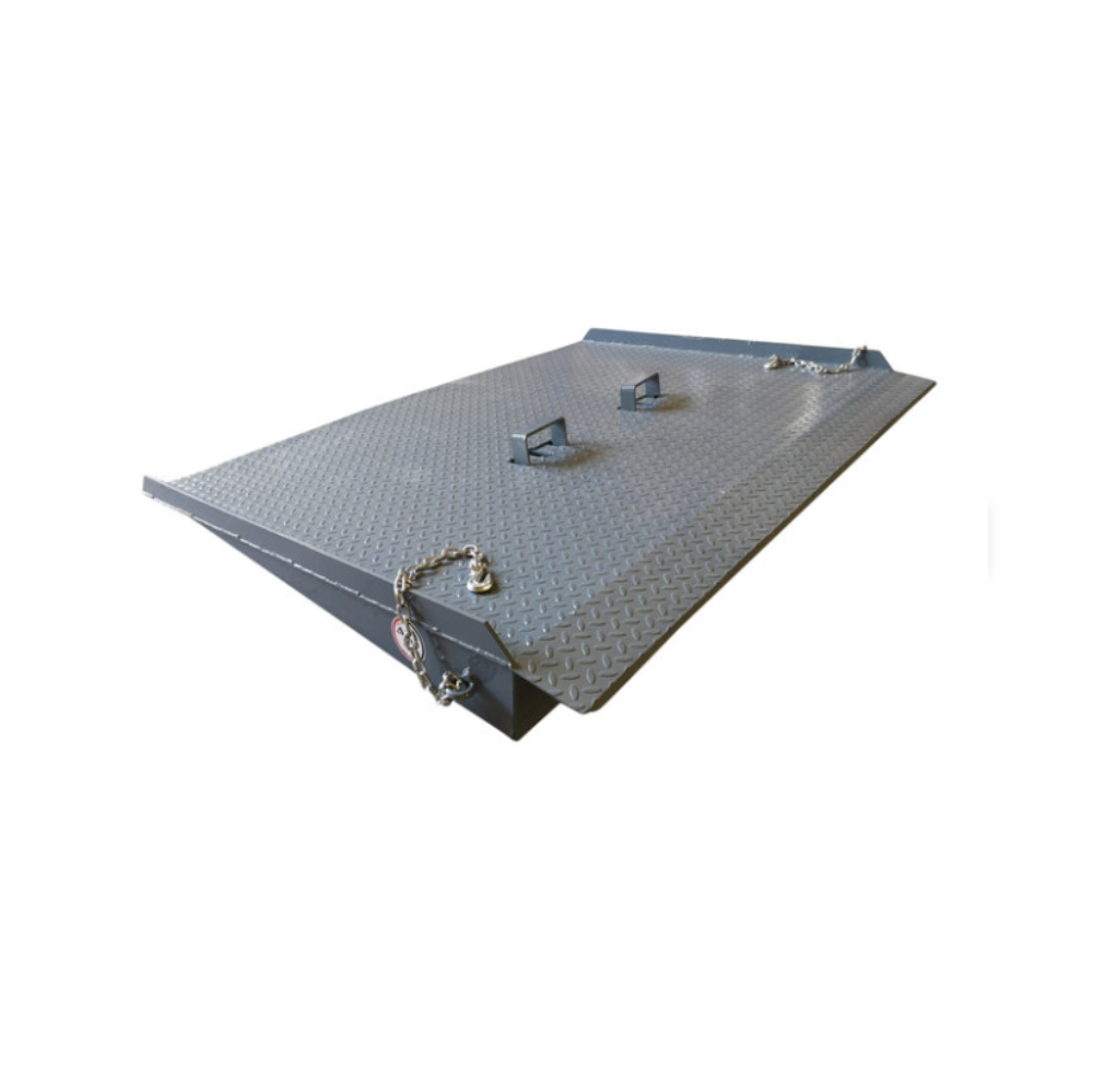 Rampa de acceso móvil para contenedor de residuos en el suelo. Capacidad: 8,000 Kg. Dimensiones: 2,000 x 2,000 x 300 mm. Peso: 295 Kg. Ideal para carga/descarga rápida con cualquier equipo de manipulación. Se desplaza fácilmente con calces de horquilla.