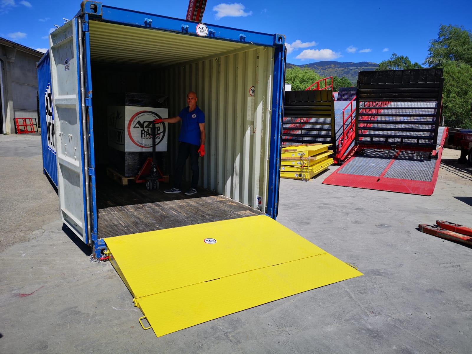 La imagen muestra la rampa de acceso colocada sobre un contenedor, lista para facilitar la carga y descarga de manera eficiente. Marca: AZ RAMP - Modelo: HCRN-065. ¡Maximiza la productividad logística con esta solución versátil y robusta!