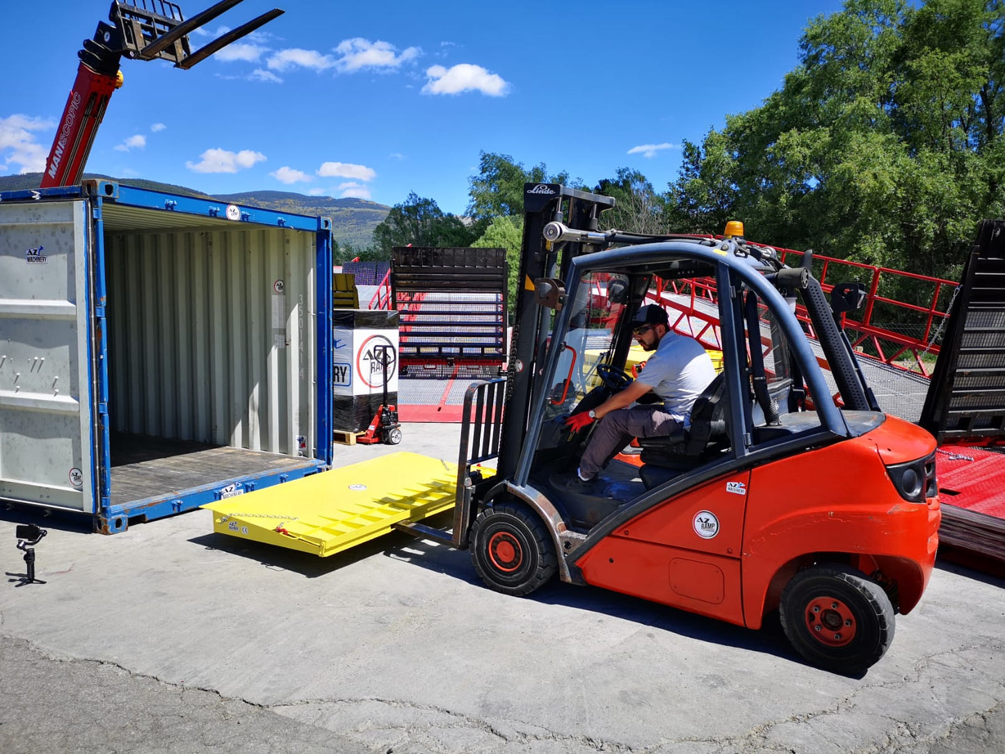 La imagen captura el momento en que la rampa está siendo colocada en su posición, lista para su uso inmediato. Con esta rampa de acceso de calidad, Marca: AZ RAMP - Modelo: HCRN-065, optimiza tus operaciones logísticas con facilidad y eficiencia.