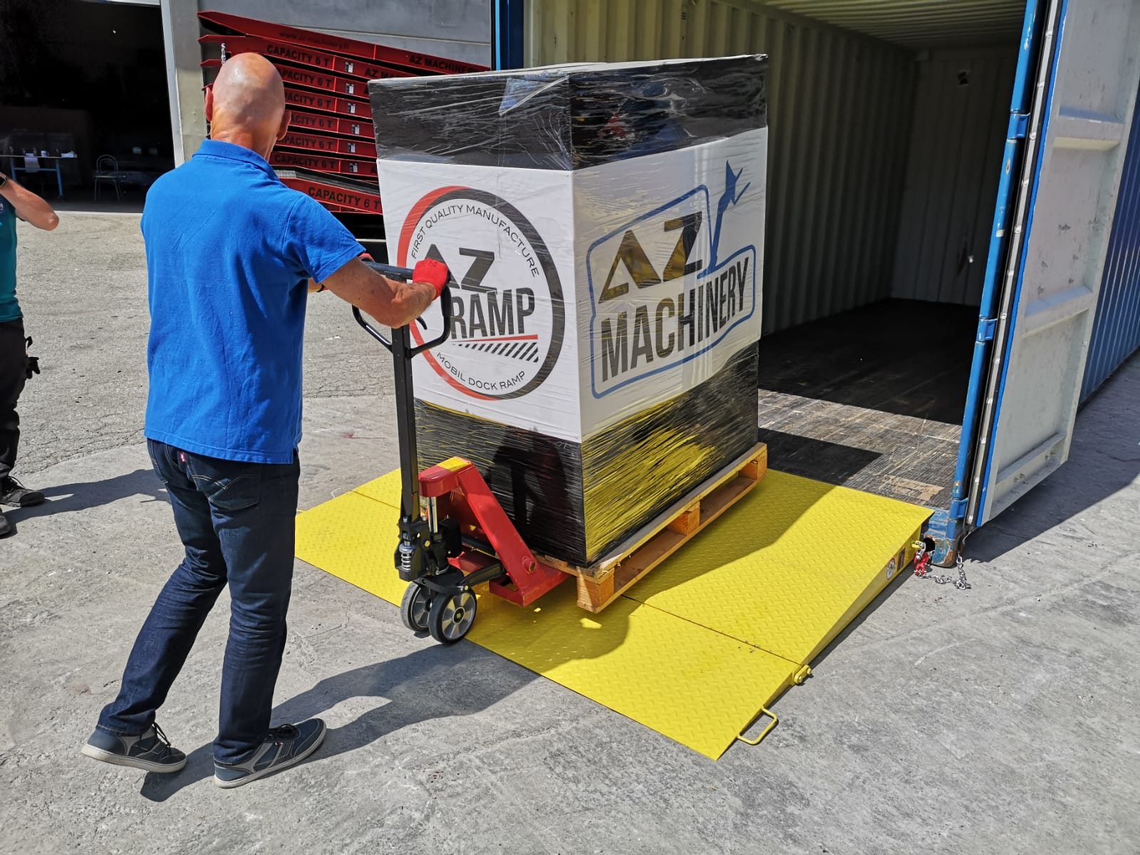 La rampa está en pleno funcionamiento, facilitando el acceso y la descarga de contenedores con su capacidad nominal de 6,500 Kg. Equipada con características innovadoras, como asas laterales y un diseño plegable, esta rampa de acceso de AZ RAMP, modelo HCRN-065, asegura una operación fluida y eficiente en cualquier entorno logístico.