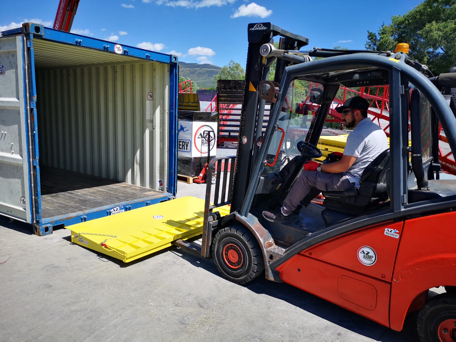 La imagen muestra la rampa de acceso colocada sobre un contenedor, lista para facilitar la carga y descarga de manera eficiente. Marca: AZ RAMP - Modelo: HCRN-065. ¡Maximiza la productividad logística con esta solución versátil y robusta!