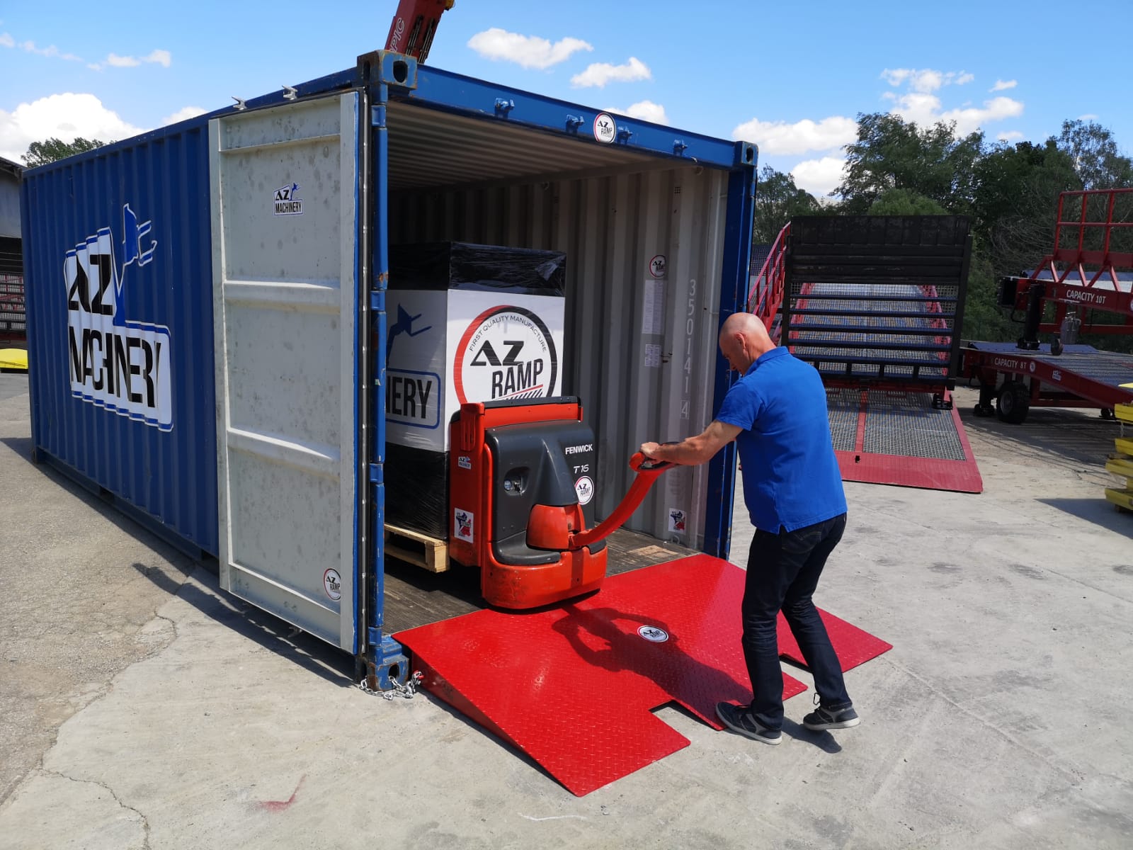 Descubre la rampa HCRN-06 en pleno funcionamiento: una solución robusta y práctica que agiliza la carga y descarga de contenedores de forma segura y eficiente.