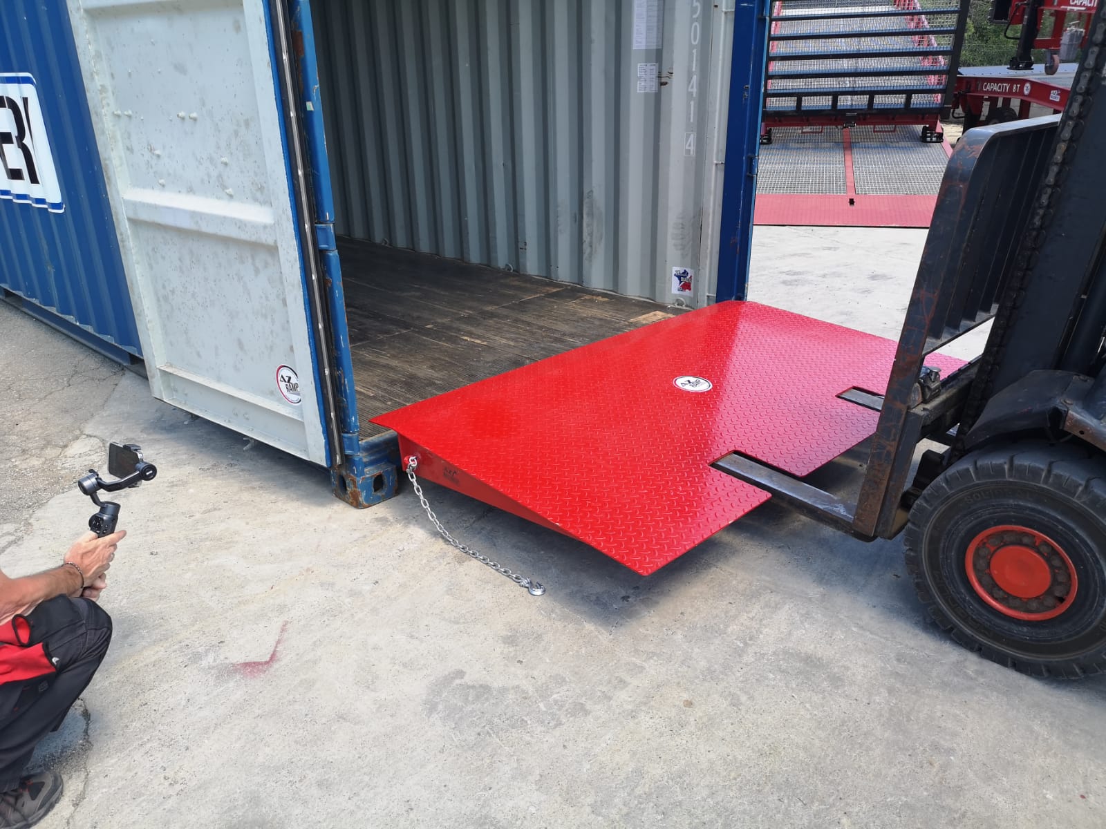 La rampe HCRN-06 está siendo instalada en este momento, preparándose para facilitar la carga y descarga de contenedores con su diseño robusto y práctico.