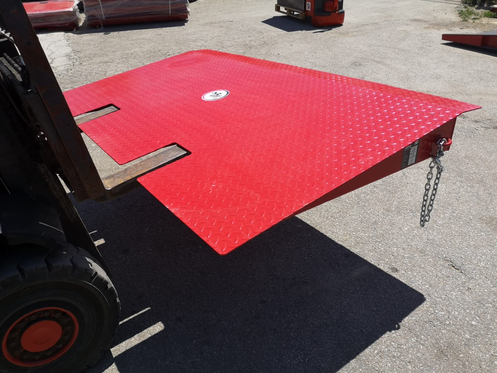 La rampe HCRN-06 está siendo instalada en este momento, preparándose para facilitar la carga y descarga de contenedores con su diseño robusto y práctico.