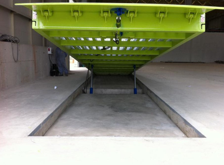 Descubre la versatilidad de la rampa empotrada con labio abatible AZ RAMP-EASY ST en acción. Esta robusta solución facilita el acceso a camiones y vehículos en entornos industriales y logísticos. Con capacidades de carga de 8 a 12 toneladas, garantiza operaciones eficientes y seguras. ¡Optimiza tu flujo de trabajo con AZ RAMP!