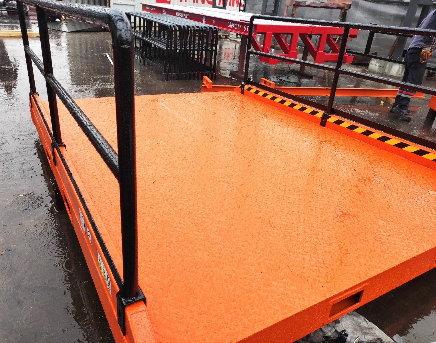 Rampa móvil de la marca AZ RAMP, tipo CLR8. Con capacidad nominal de 8,000 Kg, dimensiones de 3,060 x 2,438 x (alto) 1,272 mm y peso propio de 450 Kg. Incluye barandas laterales de 1,100 mm y está disponible en color rojo.