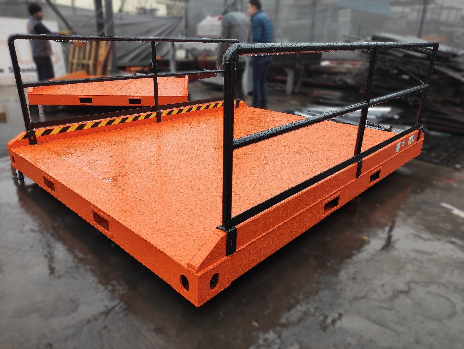 Rampa móvil de la marca AZ RAMP, tipo CLR8. Con capacidad nominal de 8,000 Kg, dimensiones de 3,060 x 2,438 x (alto) 1,272 mm y peso propio de 450 Kg. Incluye barandas laterales de 1,100 mm y está disponible en color rojo.