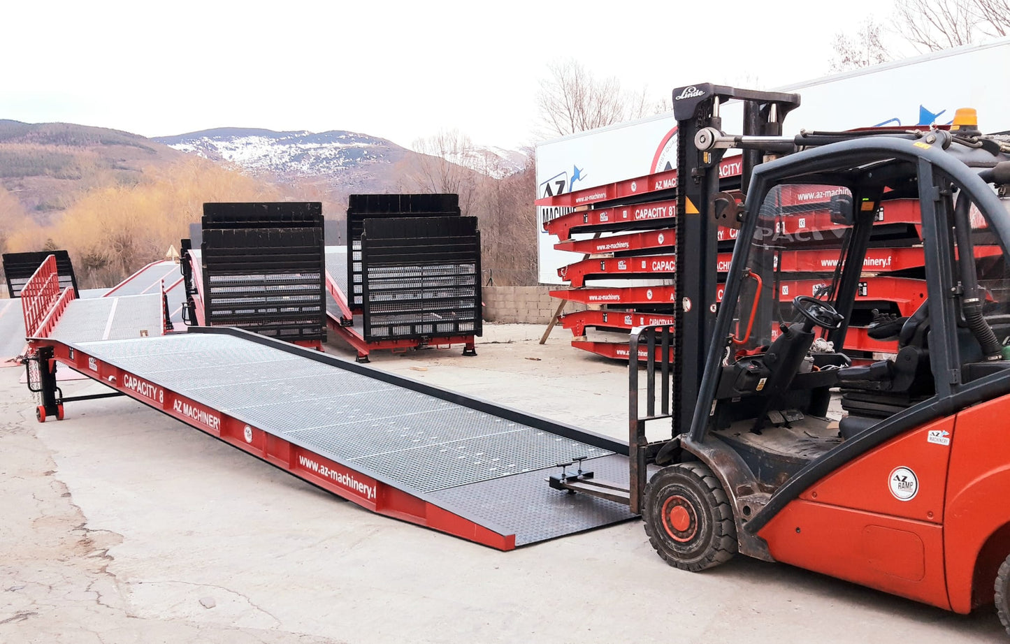 ¡Observa nuestra rampa PRIME WLO+ en pleno funcionamiento! Esta instantánea refleja la esencia de su desempeño sobresaliente en el ámbito industrial. Con capacidad para 8 000 Kg y su plataforma antideslizante galvanizada, asegura un acceso seguro y eficaz a los vehículos de carga. Confía en AZ RAMP para mejorar tus operaciones logísticas.