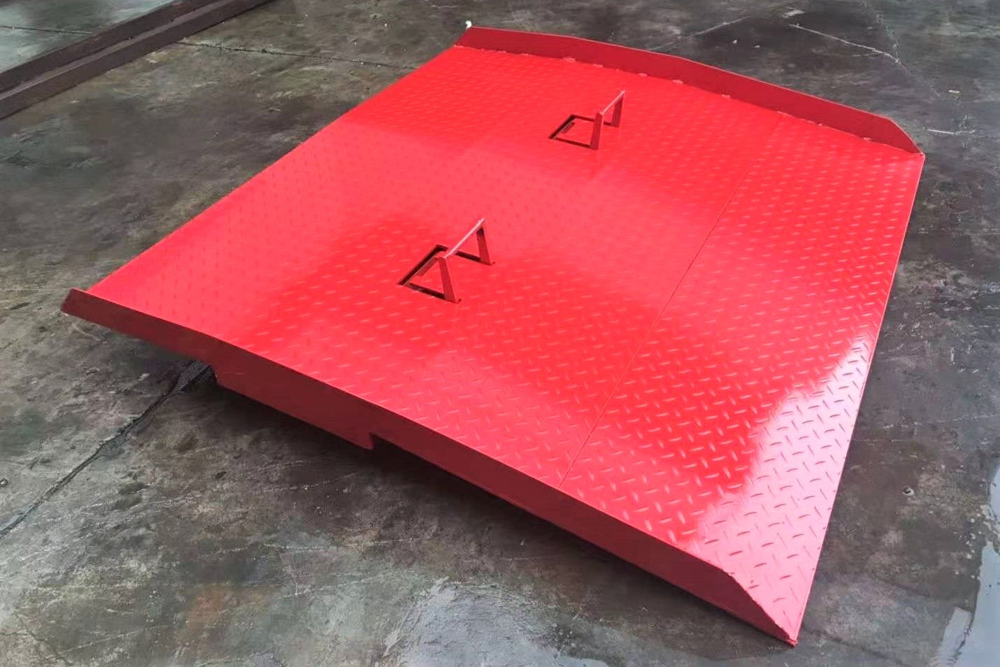Rampa de acceso para contenedor en el suelo, diseñada para uso intensivo, compensa la inclinación en la entrada del contenedor. Equipada con soportes abatibles para facilitar transporte y posicionamiento. Carga y descarga rápida y sin sacudidas. Marca: AZ RAMP - Modelo: TOP-065. Capacidad: 6,500 Kg. Dimensiones: 1,750 x 2,200 x 165 mm. Peso: 395 Kg. Incluye 2 cadenas de amarre. Color: Rojo.