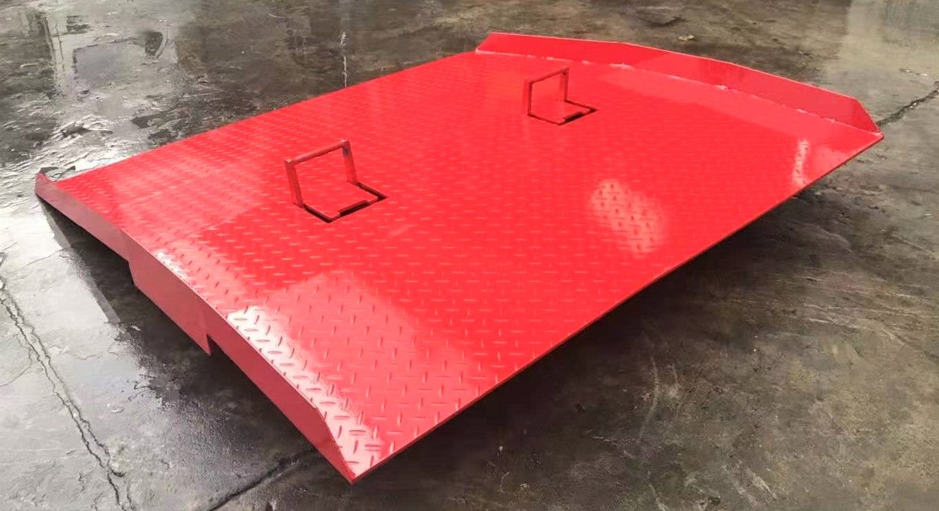 Rampa de acceso para contenedor en el suelo, diseñada para uso intensivo, compensa la inclinación en la entrada del contenedor. Equipada con soportes abatibles para facilitar transporte y posicionamiento. Carga y descarga rápida y sin sacudidas. Marca: AZ RAMP - Modelo: TOP-065. Capacidad: 6,500 Kg. Dimensiones: 1,750 x 2,200 x 165 mm. Peso: 395 Kg. Incluye 2 cadenas de amarre. Color: Rojo.