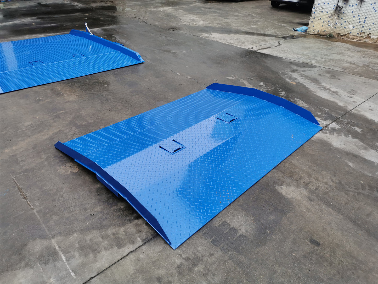 Rampa de acceso para contenedor en el suelo, diseñada para uso intensivo, compensa la inclinación en la entrada del contenedor. Equipada con soportes abatibles para facilitar transporte y posicionamiento. Carga y descarga rápida y sin sacudidas. Marca: AZ RAMP - Modelo: TOP-065. Capacidad: 6,500 Kg. Dimensiones: 1,750 x 2,200 x 165 mm. Peso: 395 Kg. Incluye 2 cadenas de amarre. Color: Azúl.
