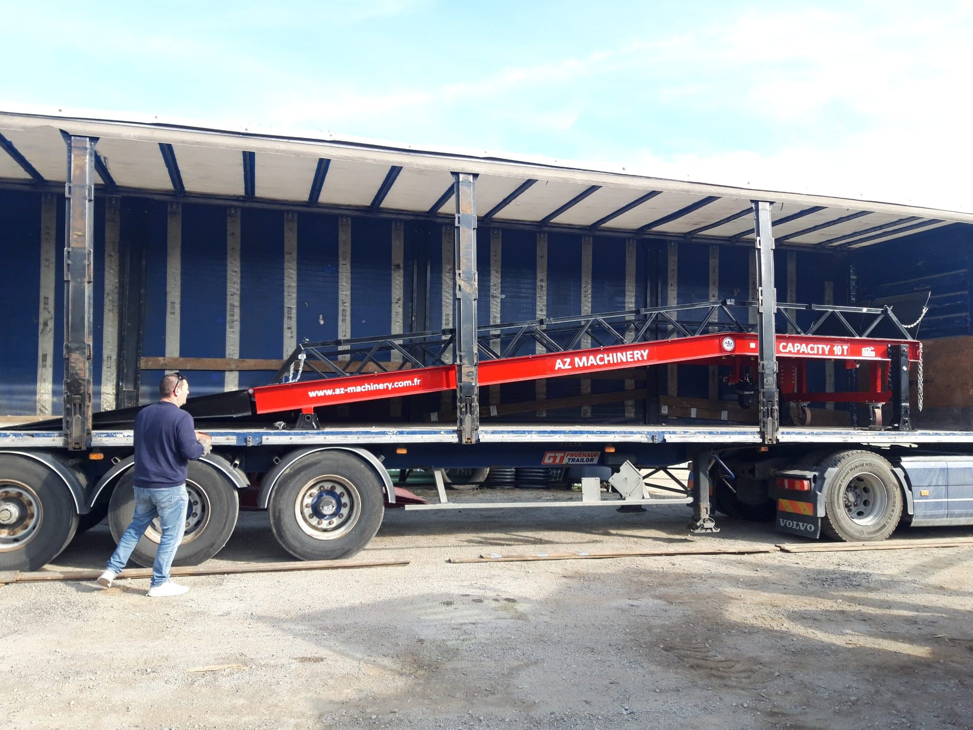  La plataforma de carga de 15 toneladas es ideal para operaciones de carga y descarga eficientes. Perfecta para almacenes y centros logísticos, esta solución robusta y segura garantiza un rendimiento óptimo en el manejo de cargas pesadas. ¡Entrega en progreso!