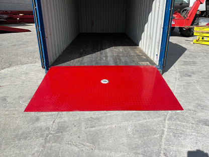  La imagen muestra la rampa de acceso para contenedor AZ RAMP colocada sobre un contenedor, lista para su uso. Con su diseño fijo y una capacidad de 8 000 kg, es la opción ideal para facilitar la carga y descarga de contenedores de manera rápida y segura.