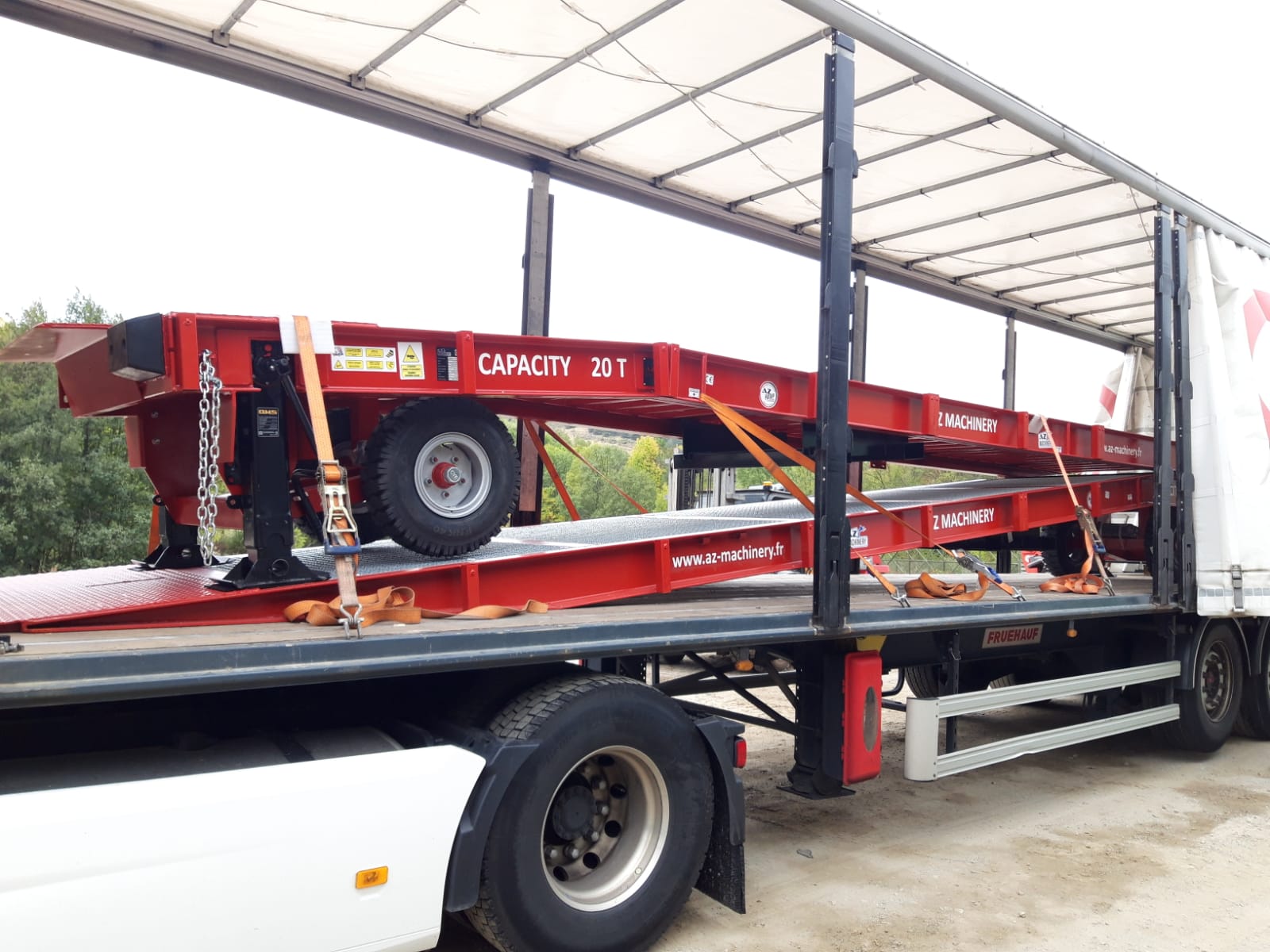 La imagen muestra una rampa Big Foot cargada en un camión, lista para ser entregada a un cliente. Esta robusta rampa móvil, con capacidad para 25 toneladas, representa una solución confiable y eficiente para la carga y descarga en entornos industriales. ¡Opte por la movilidad y la versatilidad con las rampas Big Foot de AZ RAMP!