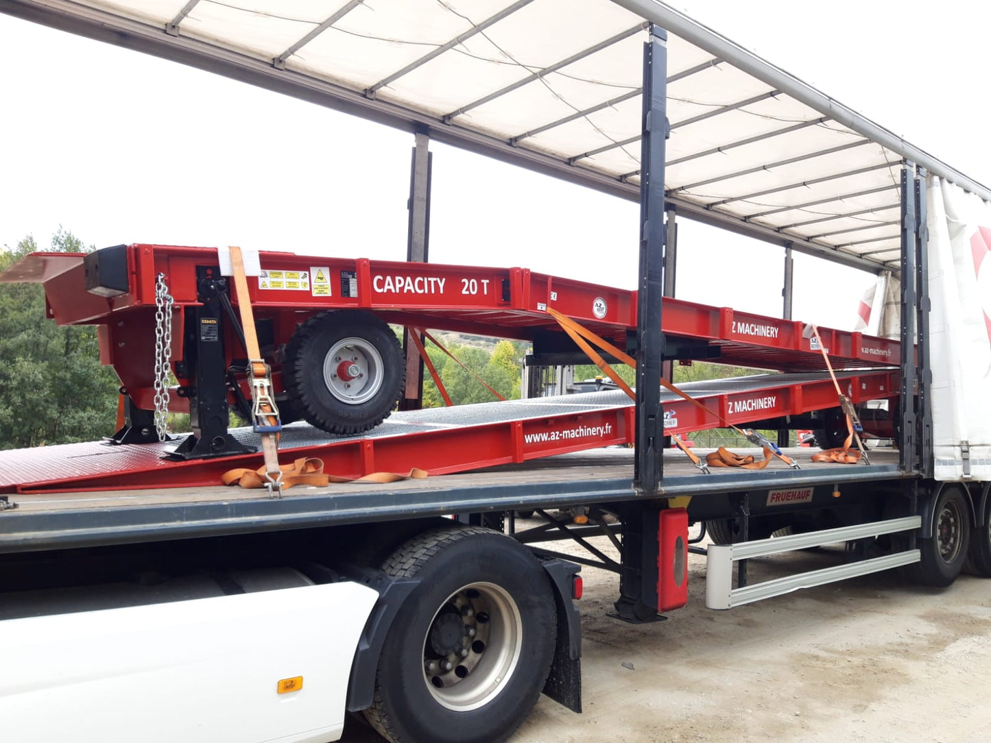 La imagen muestra una rampa Big Foot cargada en un camión, lista para ser entregada a un cliente. Esta robusta rampa móvil, con capacidad para 15 toneladas, representa una solución confiable y eficiente para la carga y descarga en entornos industriales. ¡Opte por la movilidad y la versatilidad con las rampas Big Foot de AZ RAMP!