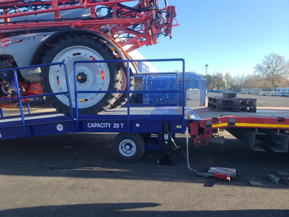  La imagen ilustra una rampa Big Foot colocada en un vehículo de transporte, preparada para ser entregada a un cliente. Esta sólida rampa móvil, con capacidad para 20 toneladas, representa una solución confiable y eficiente para la manipulación de carga y descarga en entornos industriales. Opte por la movilidad y la versatilidad con las rampas Big Foot de AZ RAMP.