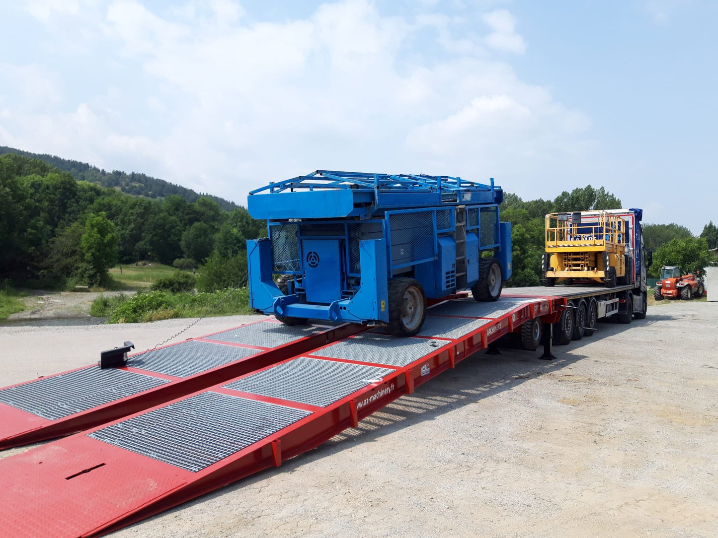  La imagen muestra la imponente rampa Big Foot de AZ RAMP en pleno funcionamiento. Con una capacidad de carga de 15 toneladas, esta rampa móvil está diseñada para ofrecer una solución robusta y versátil para una amplia variedad de aplicaciones industriales. Su construcción duradera y su diseño inteligente la convierten en una opción ideal para la carga y descarga de equipos pesados en entornos exigentes.