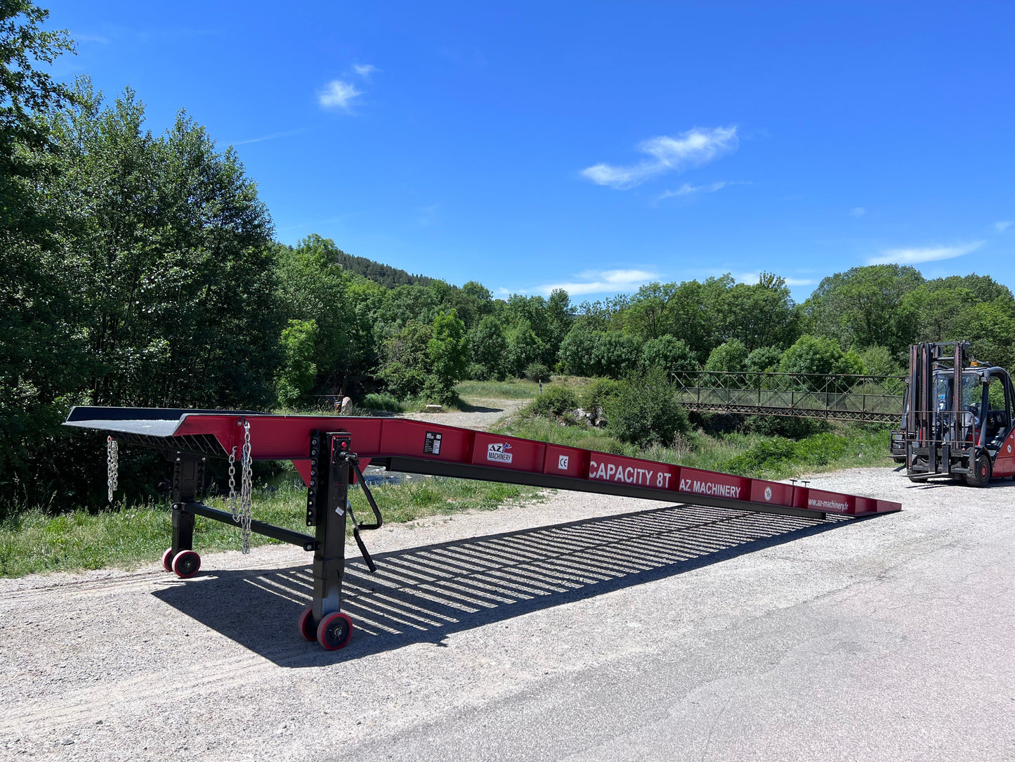  En la imagen, observa nuestra rampa WLO+ en acción en terreno real. Con capacidad para 8,000 Kg y una estructura robusta, esta rampa está lista para enfrentar los desafíos del entorno industrial. Confía en AZ RAMP para una carga y descarga eficientes en cualquier lugar.